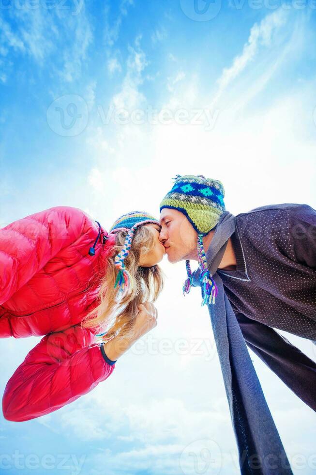 casal se beijando dentro inverno dia vestido dentro de lã chapéus foto