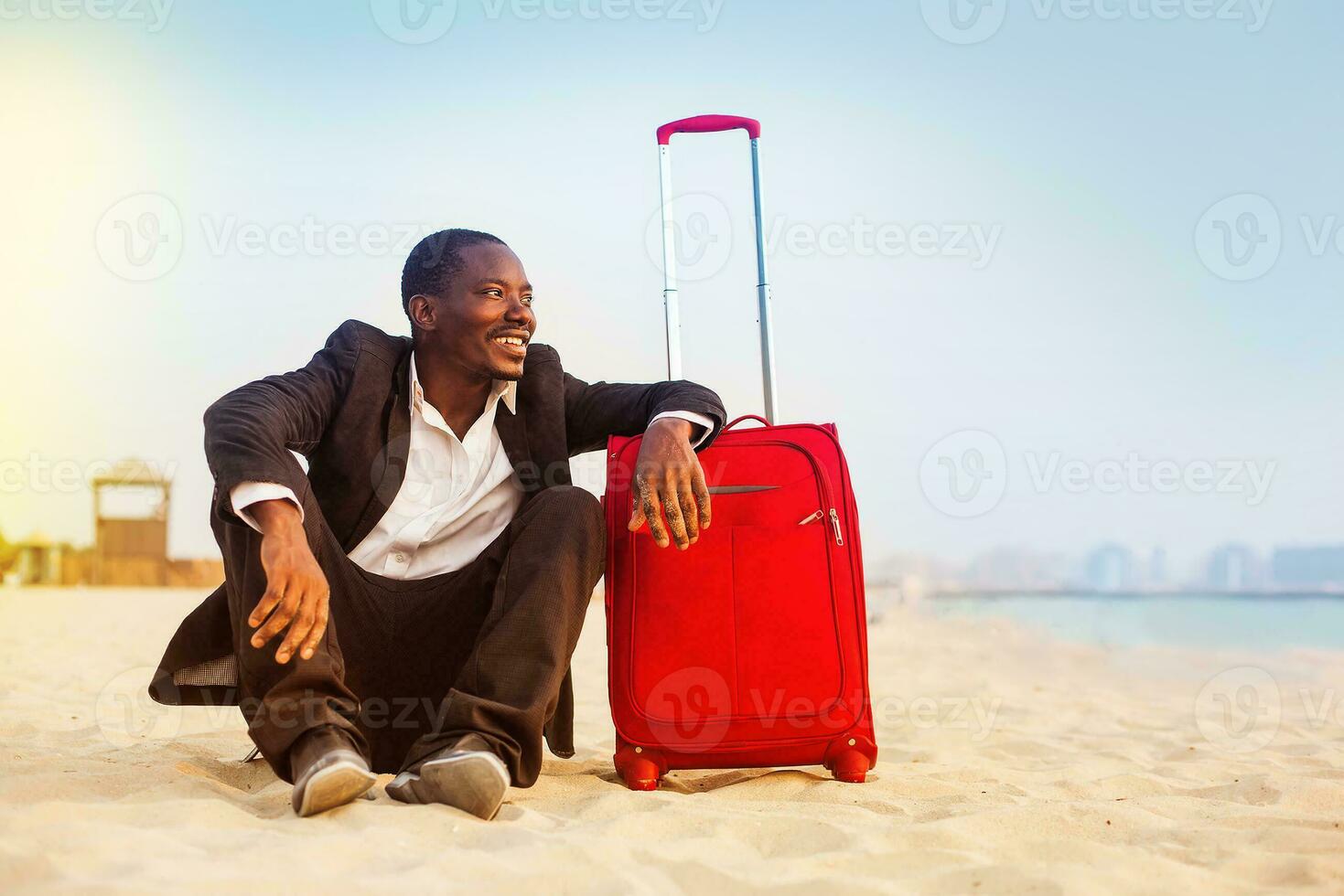 africano homem de negocios viajando para a de praia foto