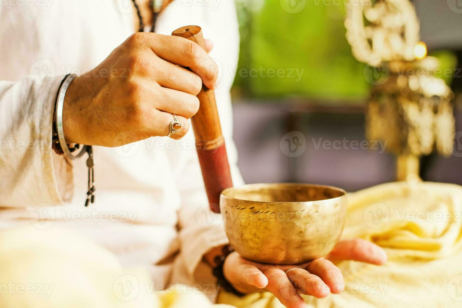 homem jogando mantras em uma aguentar tambor foto