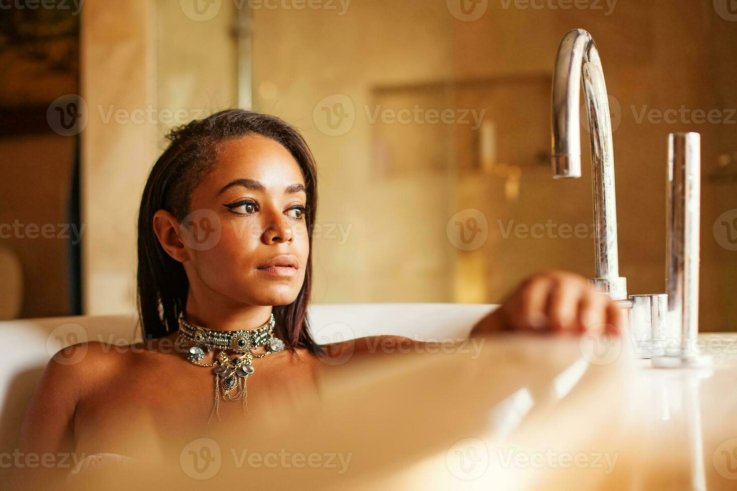lindo afro mulher em quente banheira foto