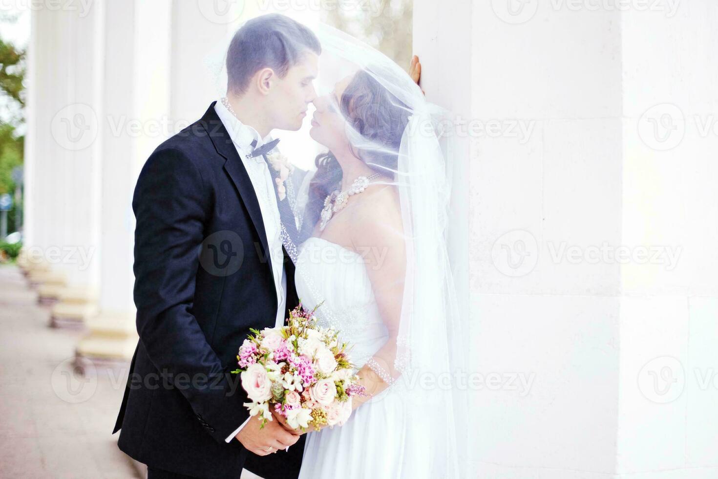 casal em seus Casamento dia foto