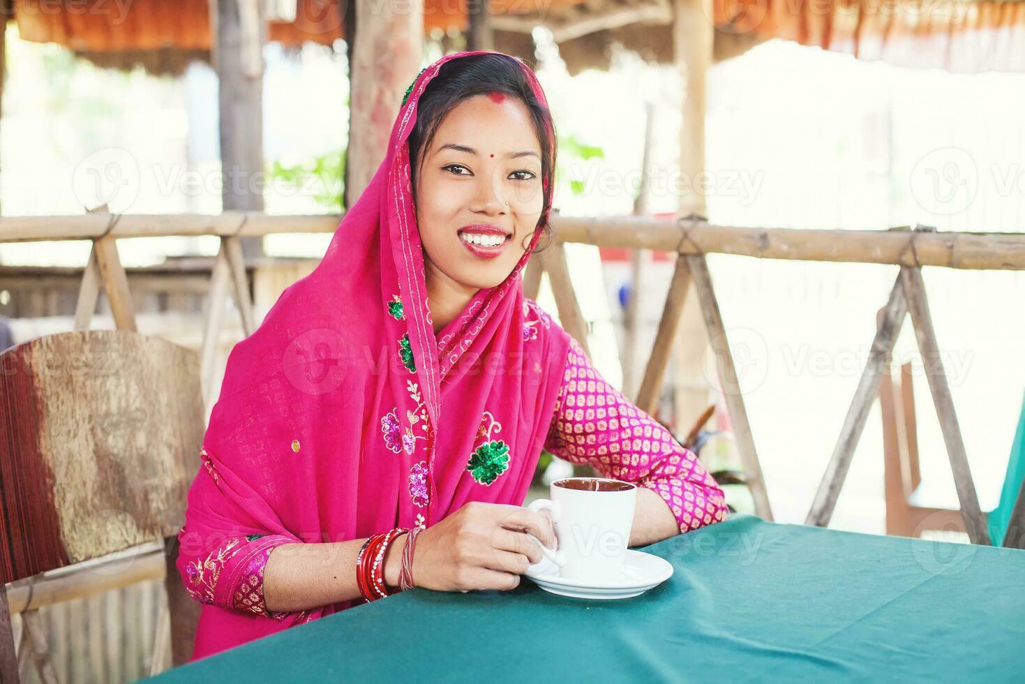 nepalês mulher bebendo café ou chá foto