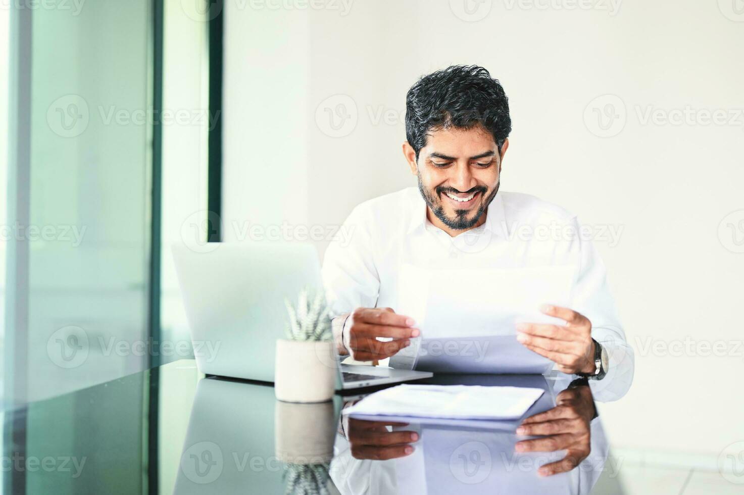 feliz indiano homem abertura a envelope com carta foto