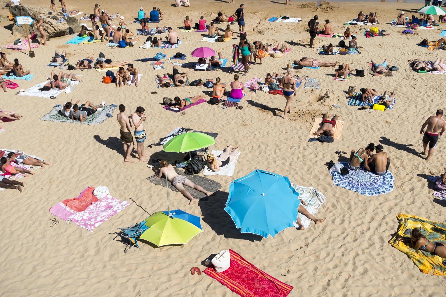 cascais, portugal, 01 de agosto de 2017 - pessoas curtindo um dia na praia foto