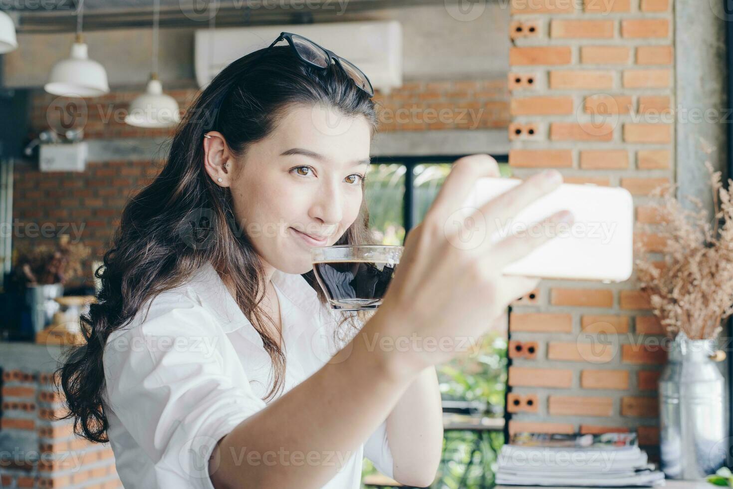 retrato do jovem misturado raça mulher levar uma auto retrato de Smartphone. foto