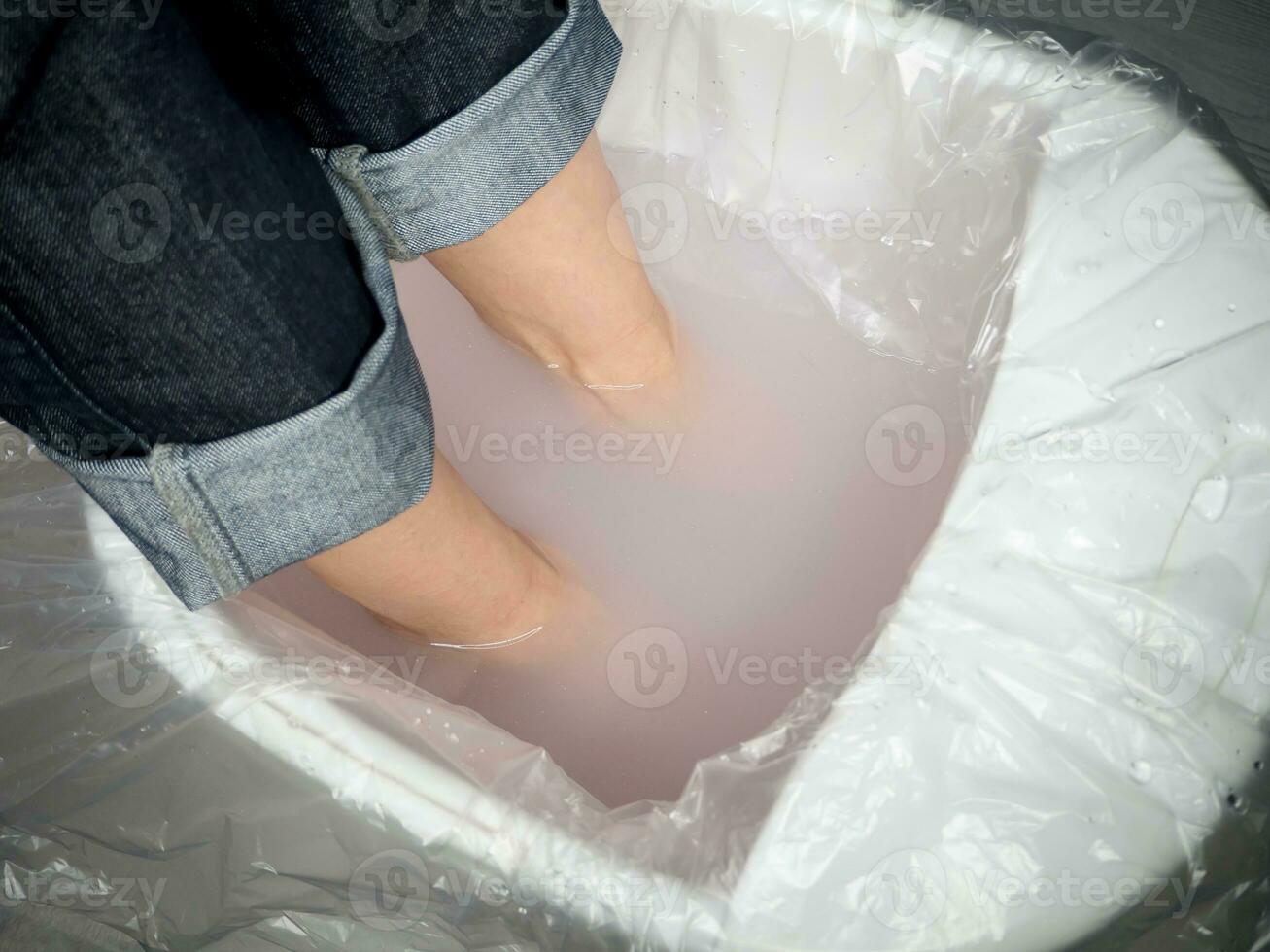 cansado pés, mulheres pés dentro uma relaxante banho. foto