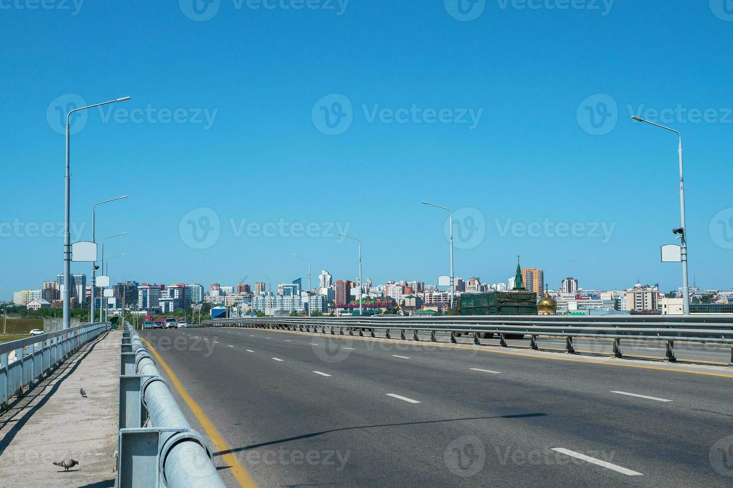 cidade ponte, asfalto autoestrada. moderno edifícios com esvaziar estrada debaixo azul céu, Barnaul, Rússia. foto