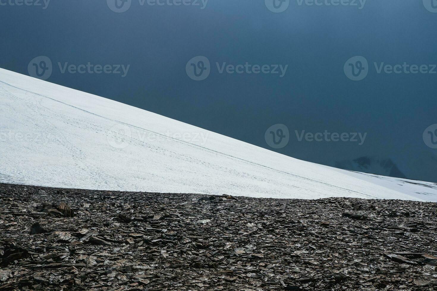 neve montanha e Sombrio azul céu. lindo minimalista panorama do branco neve colina. foto