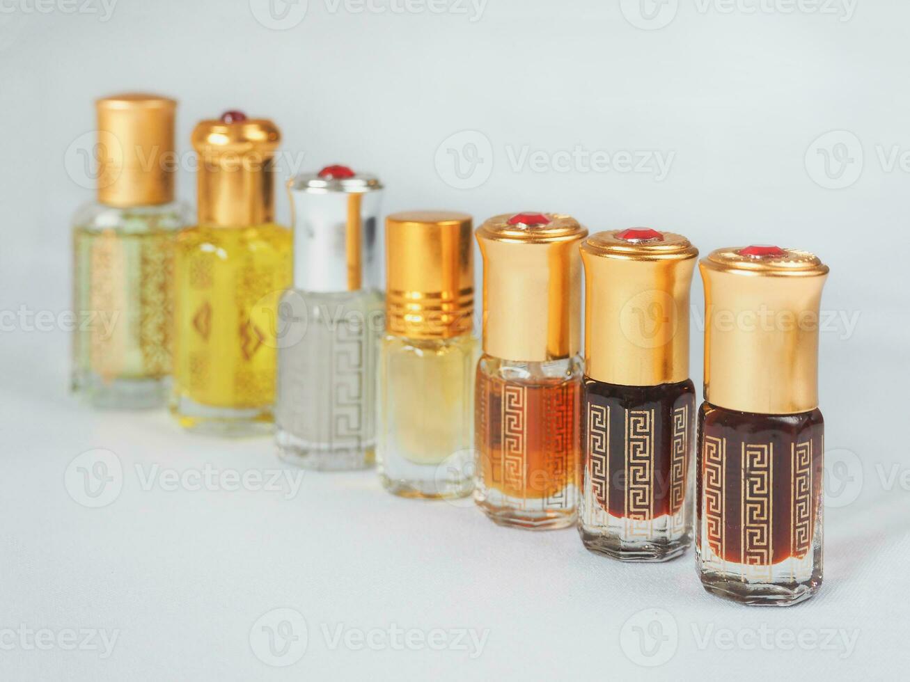 árabe perfume, óleo attar dentro uma mini garrafas. foto