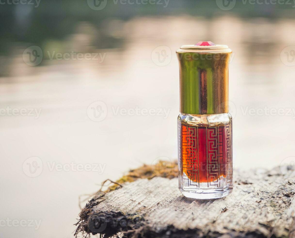 árabe oud attar perfume ou Agarwood óleo fragrâncias dentro mini garrafas. foto