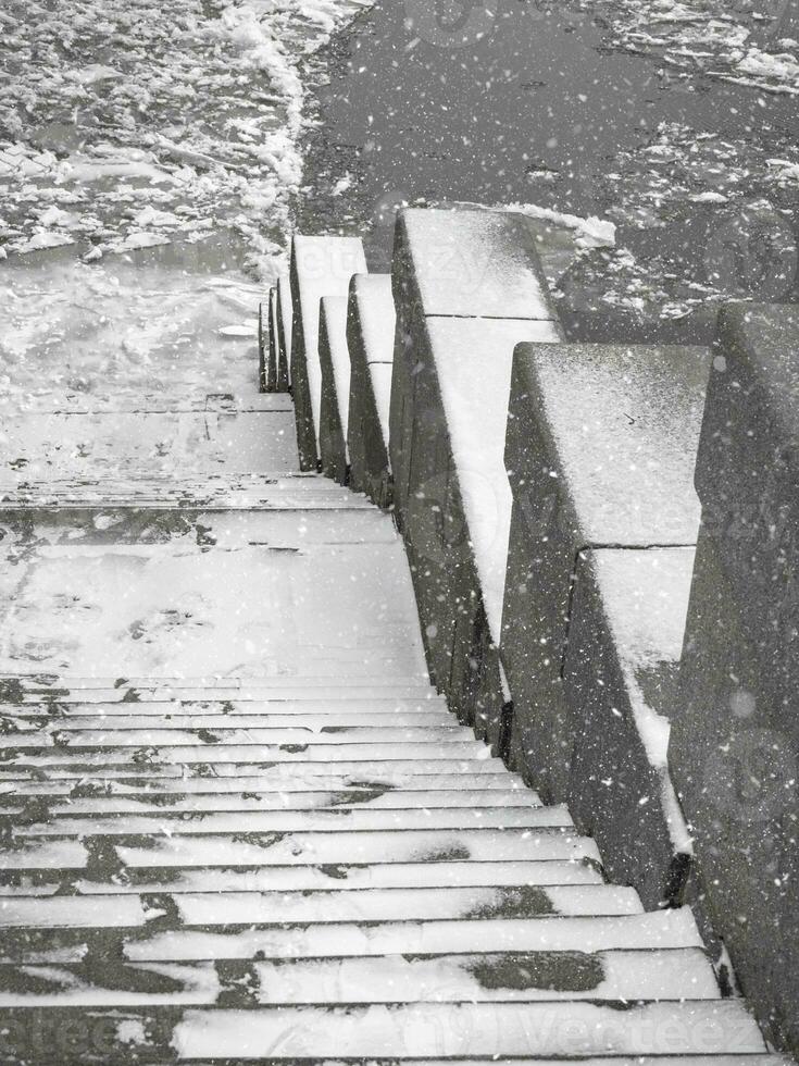 granito escadas para a congeladas rio. gelo deriva em a rio foto