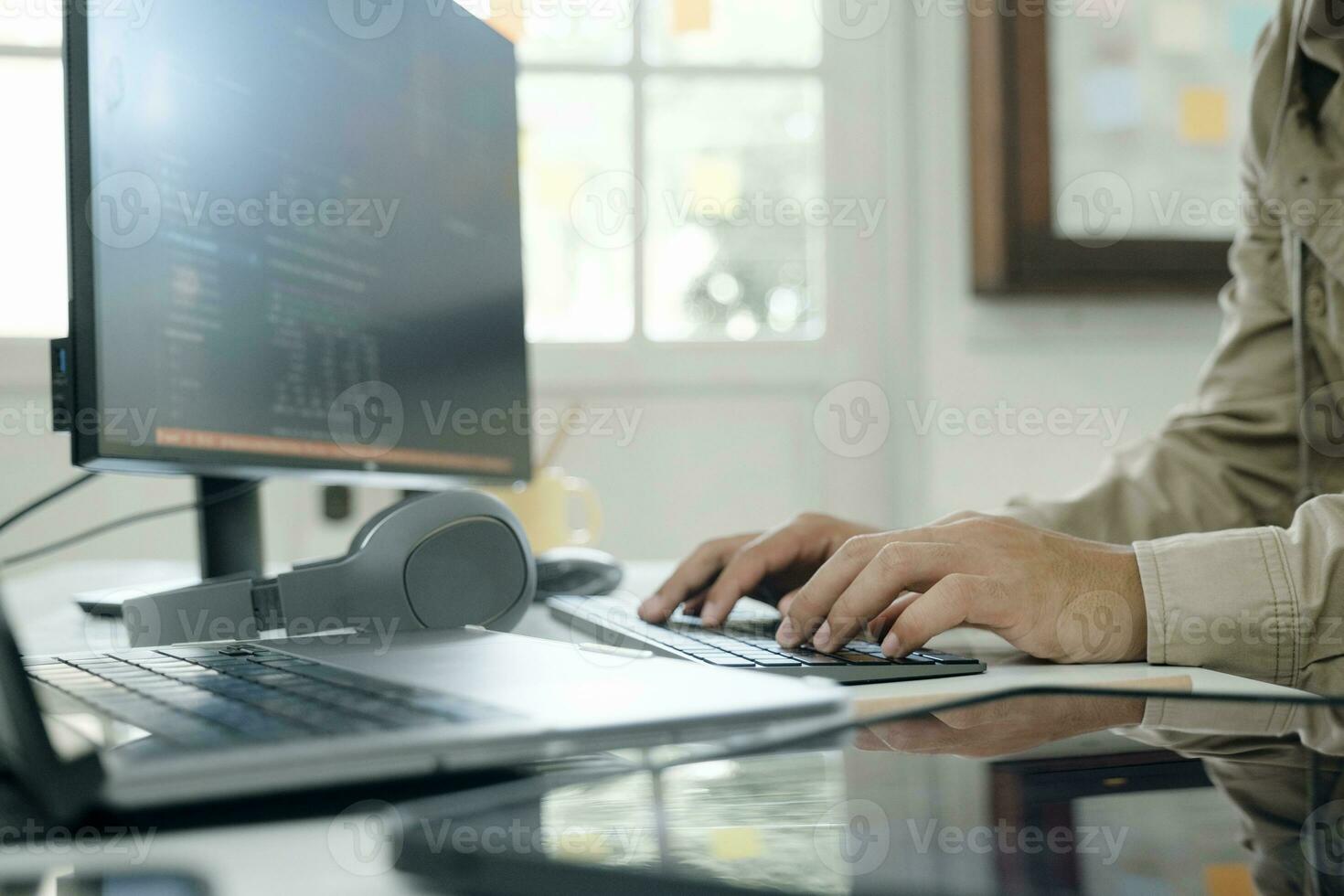 programadores e desenvolvedor equipes estão codificação e em desenvolvimento Programas foto