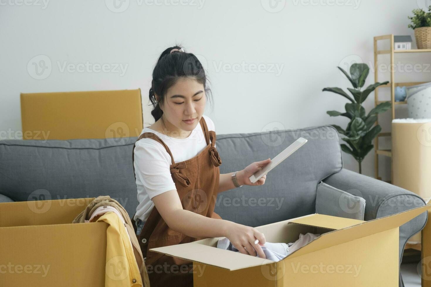 moderno fêmea pessoas dentro comovente casa apartamento lazer interior atividade sozinho. foto