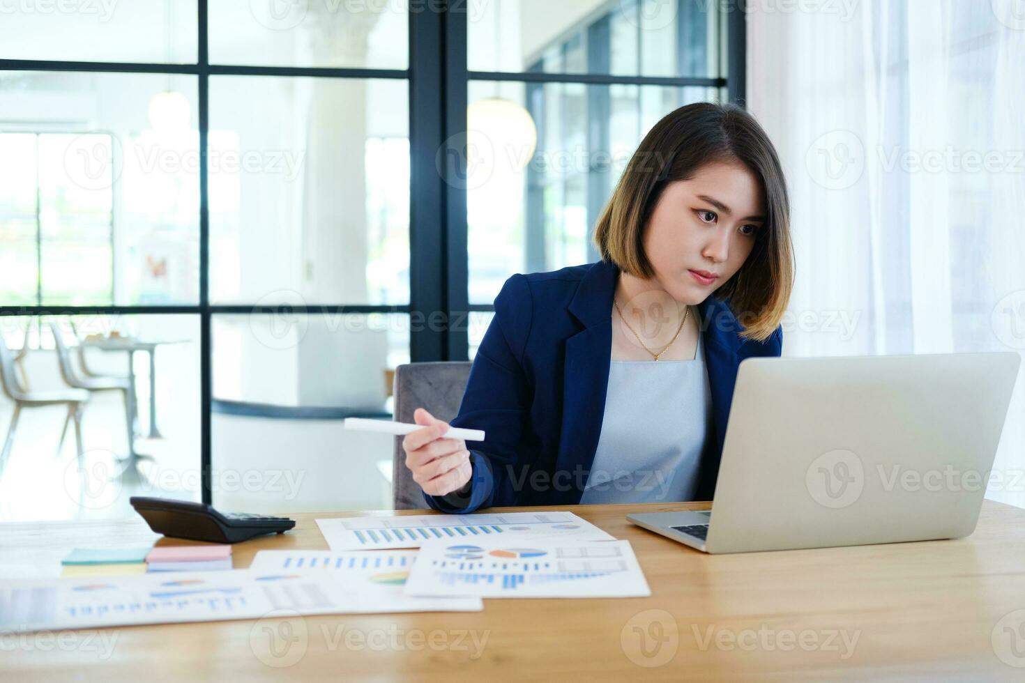 jovem empreendedor empresária trabalhando dentro moderno escritório foto