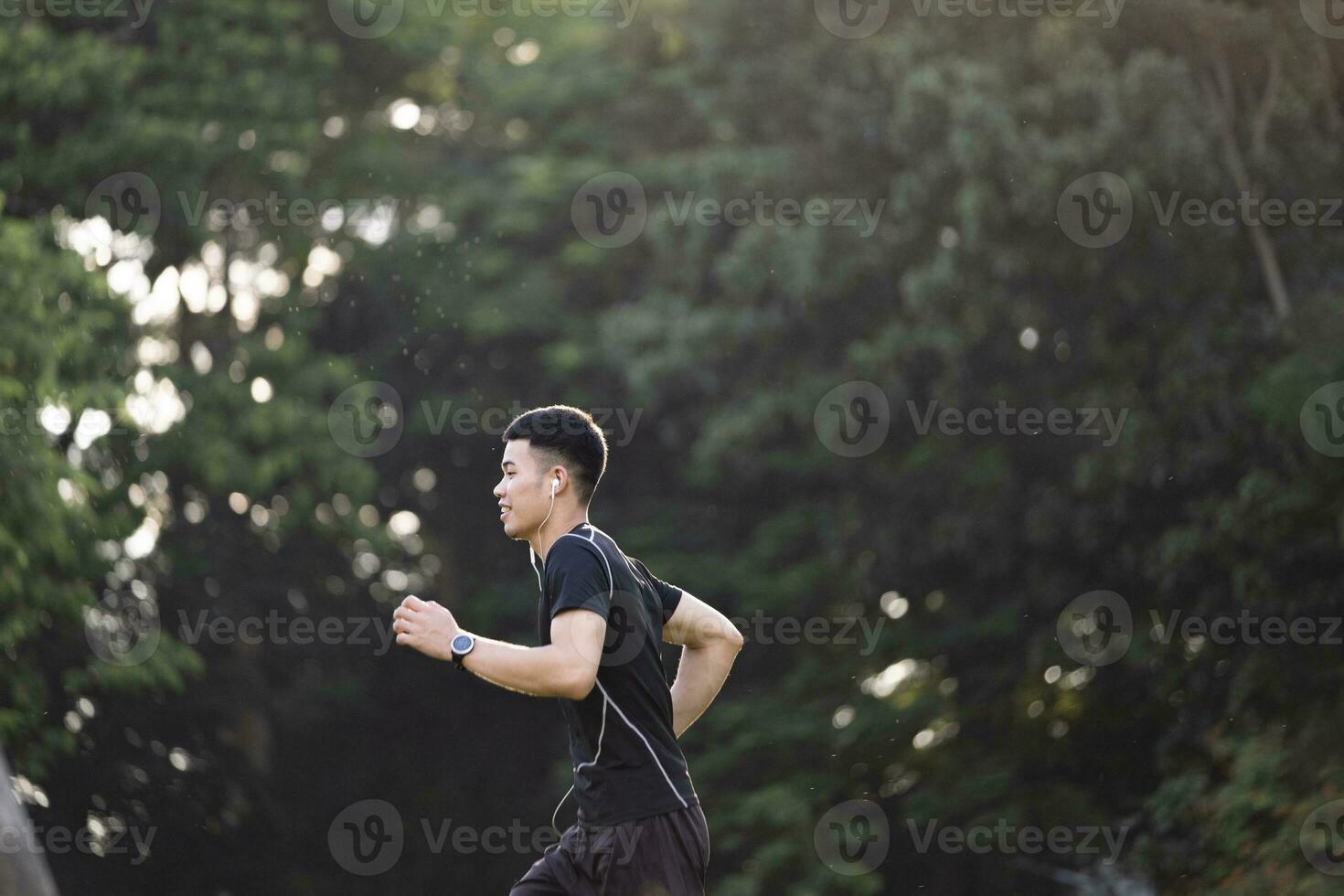 Atlético jovem homem corrida dentro a natureza. foto