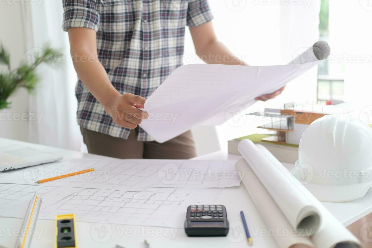 arquiteto ou engenheiro trabalhando dentro escritório foto