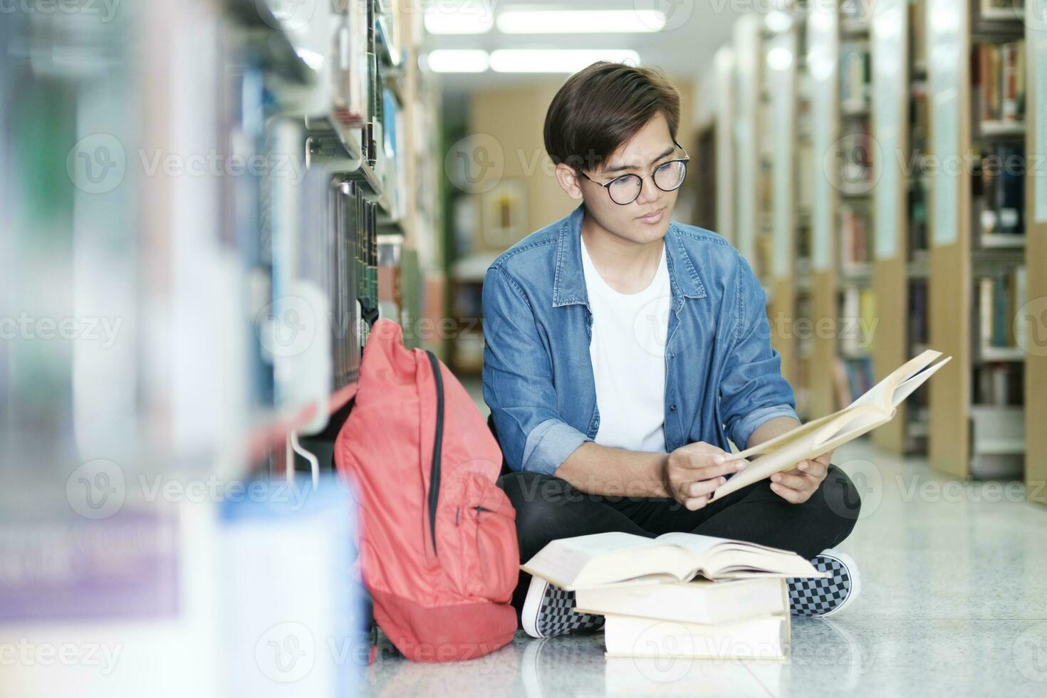 aluna sentado e estudando às biblioteca. foto