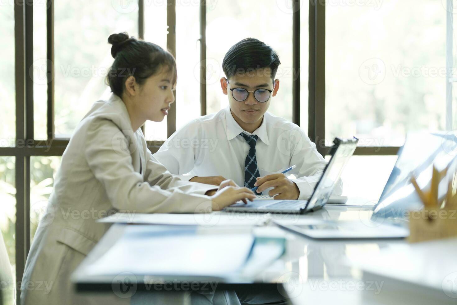 pessoas de negócio estão trabalhando de discutir e analisar seus projeto de usando computador portátil e calculadora. foto