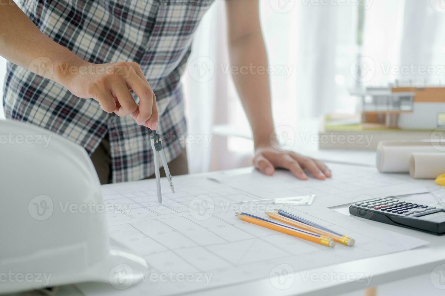 arquiteto ou engenheiro trabalhando dentro escritório foto