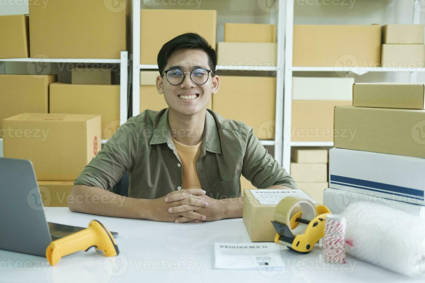 jovem masculino conectados o negócio proprietário trabalhando e olhando às Câmera. foto