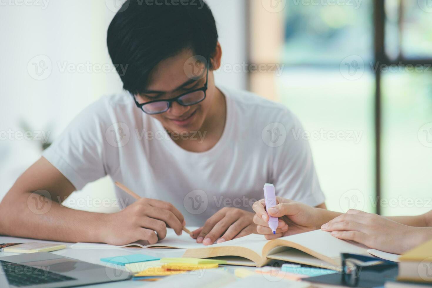 jovem alunos campus ajuda amigo pegando acima e aprendizado. foto