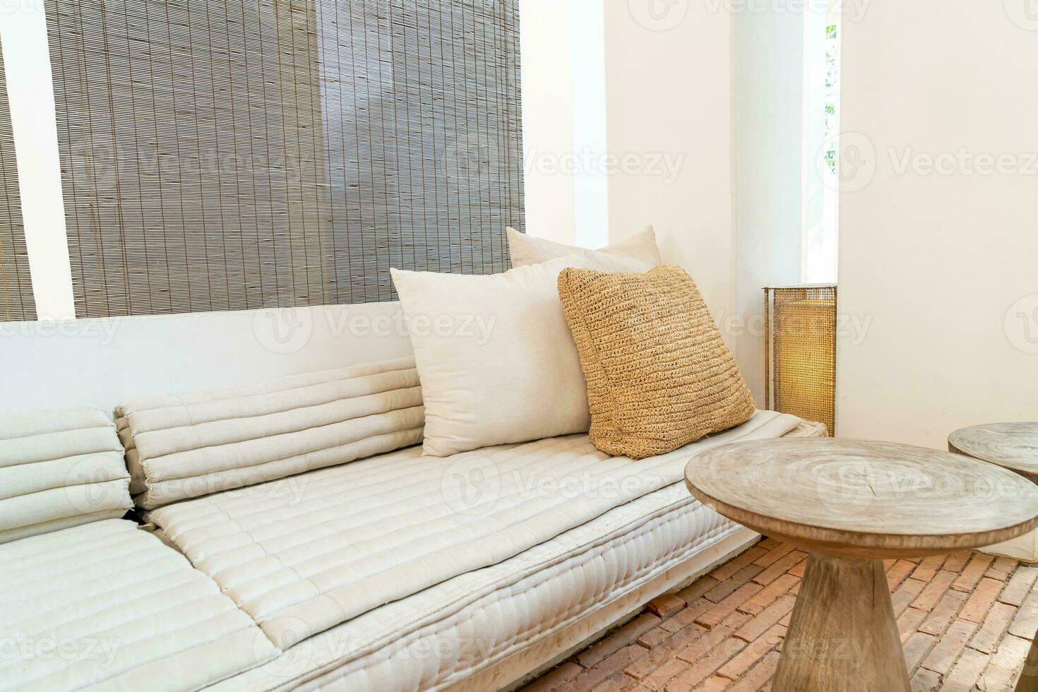 travesseiros lindos e confortáveis no sofá foto