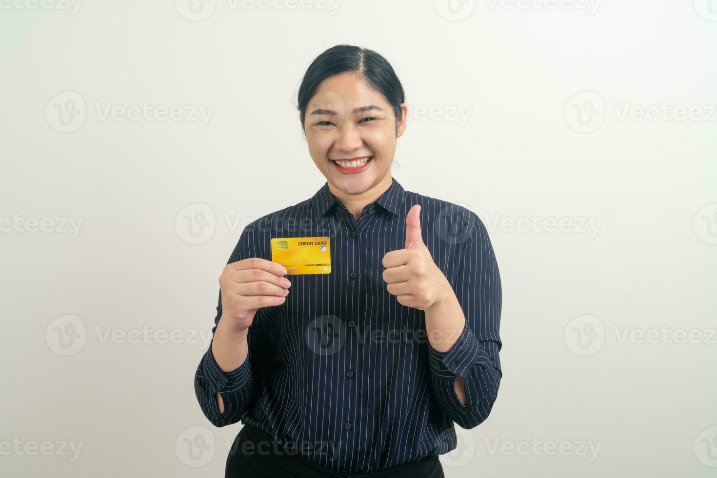 mulher asiática segurando um cartão de crédito com fundo branco foto