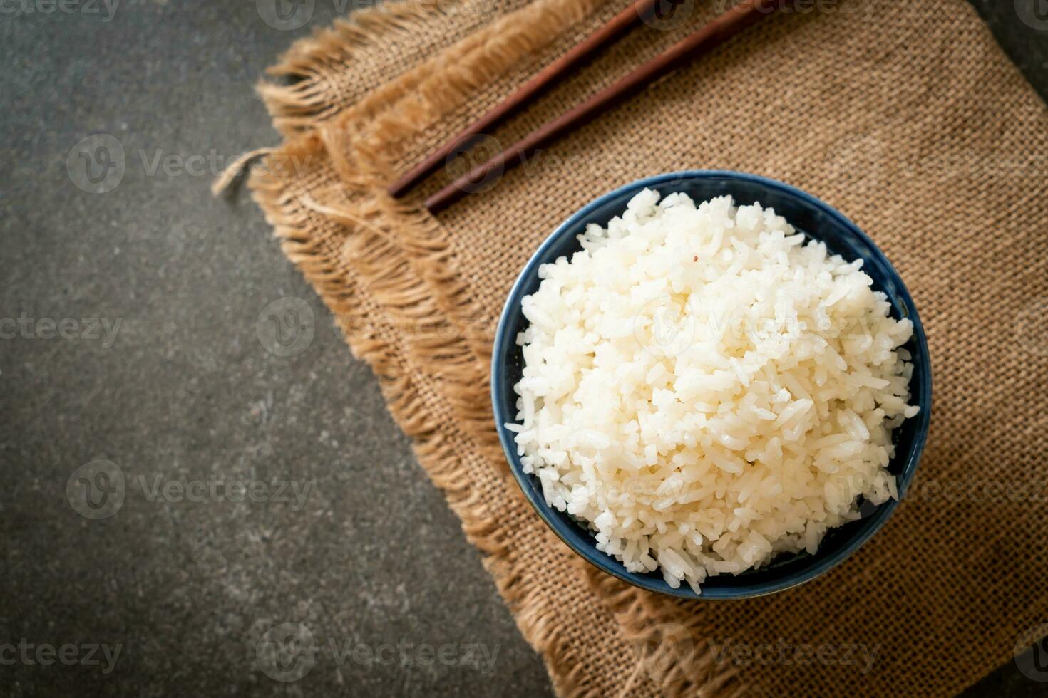 tigela de arroz branco cozido foto