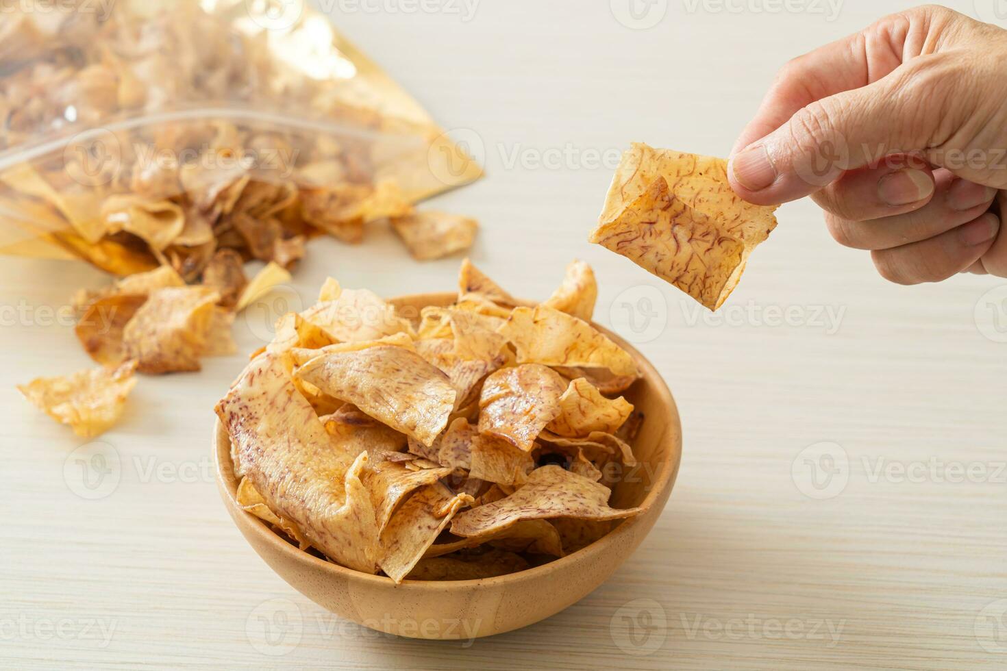 chips de taro doce crocantes - lanche foto