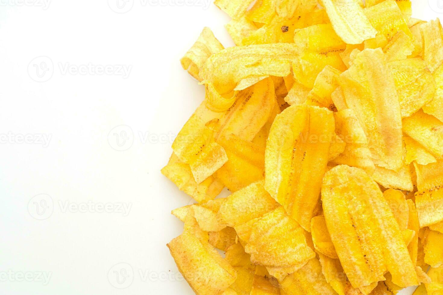 chips de banana no fundo branco foto