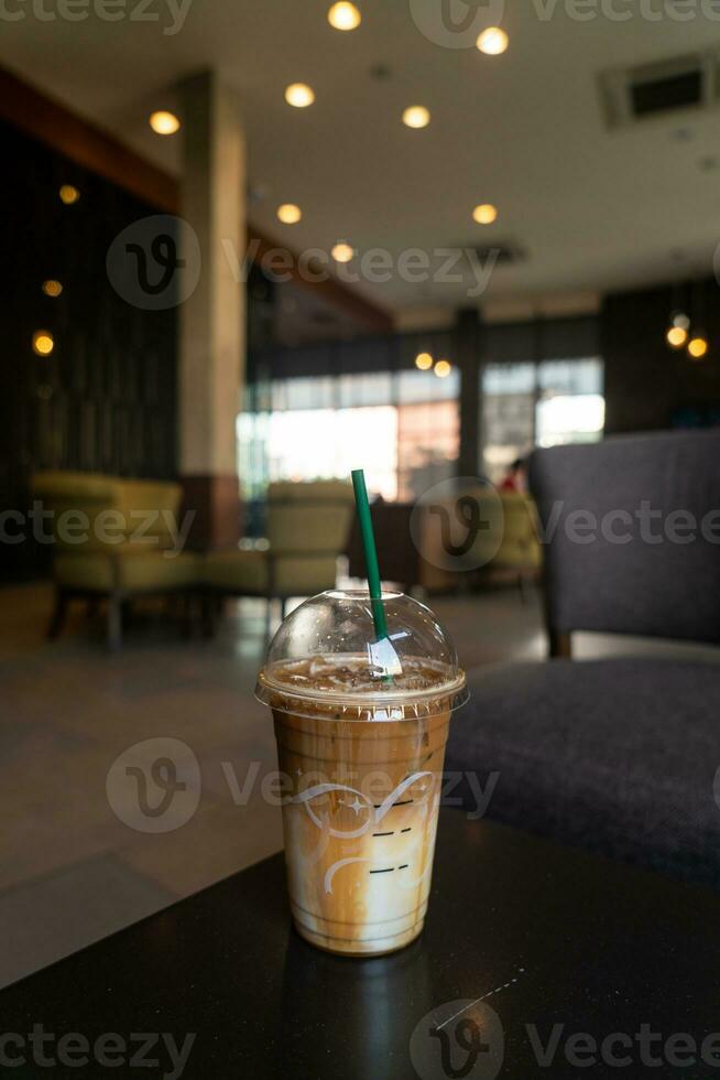 xícara de café caramelo macchiato em cafeteria foto