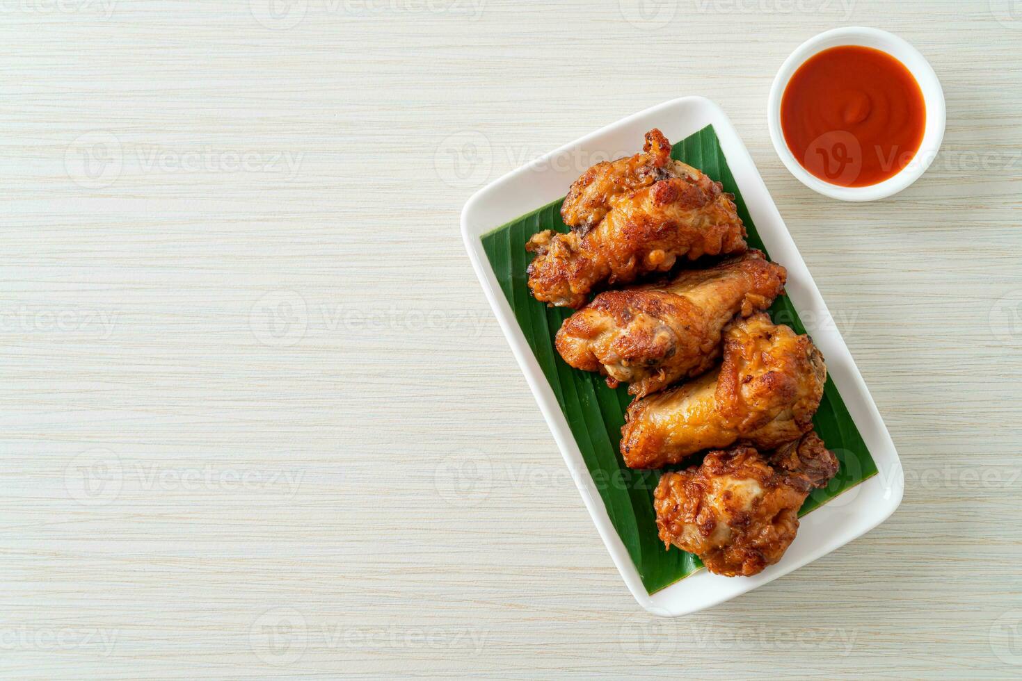 frango frito crocante com molho de peixe foto