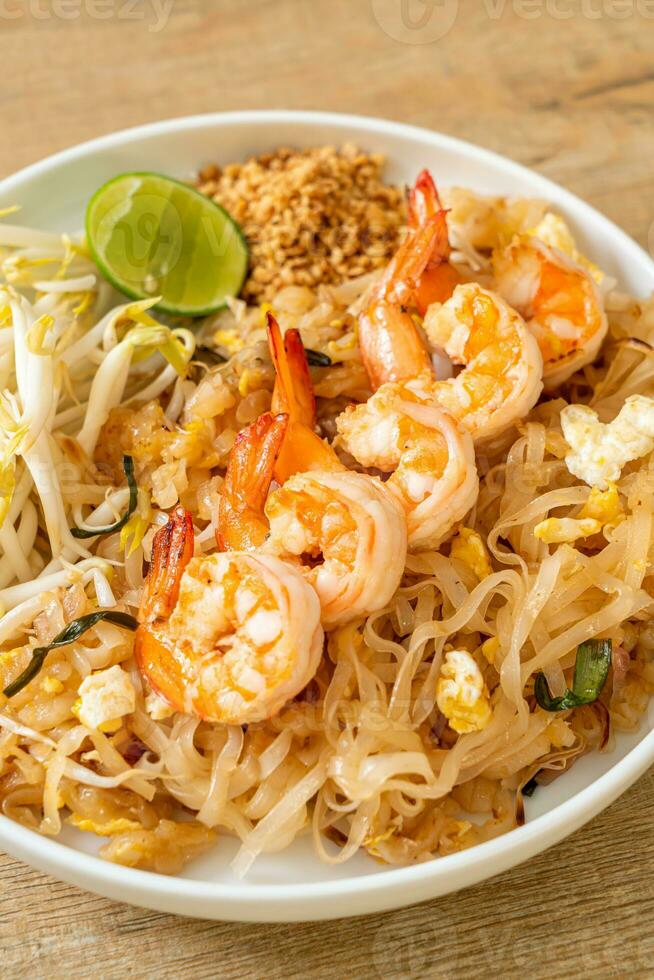 macarrão frito com camarão e couve ou pad thai foto