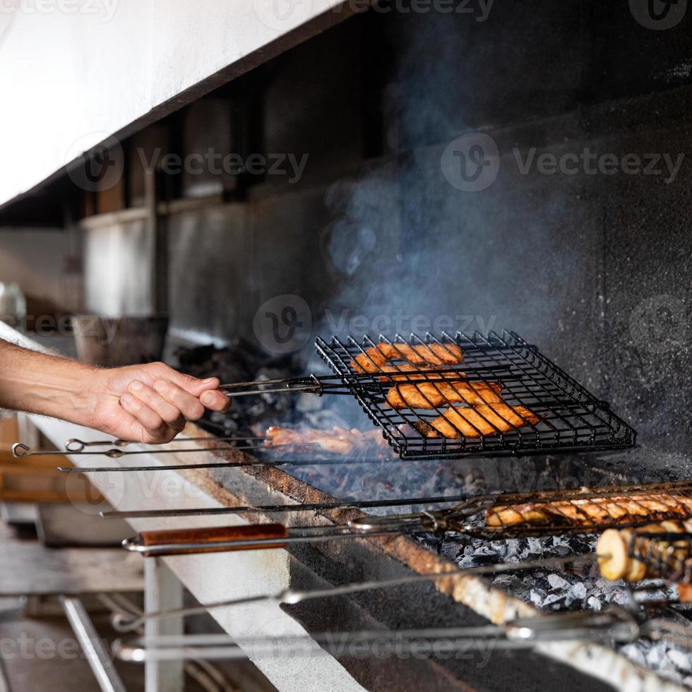 kebab de farinha de peixe frito na fumaça foto