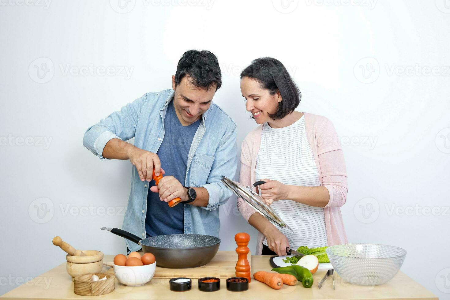 jovem casal cozinhando foto