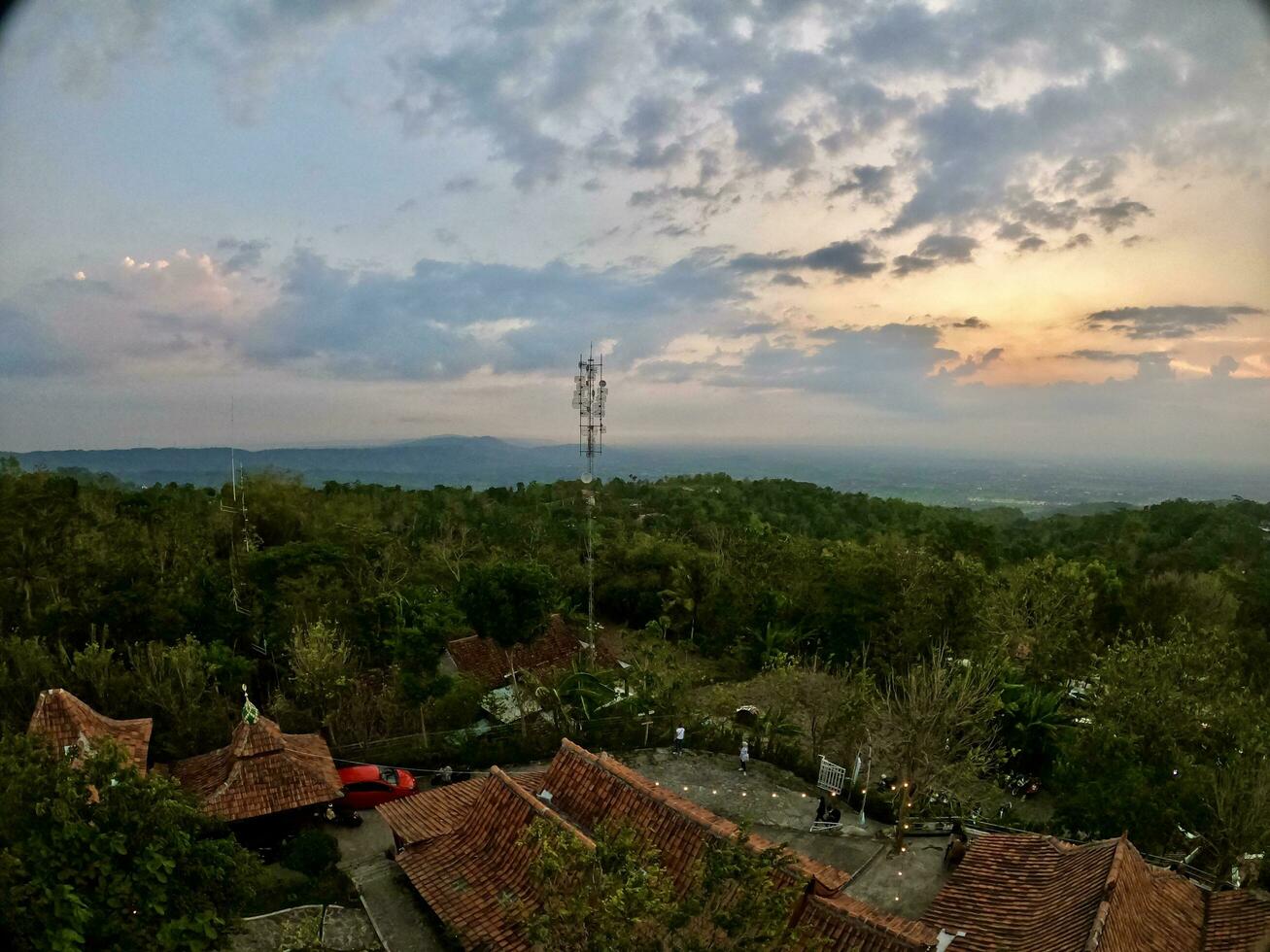 .glorioso rural panorama com céu alto árvores foto