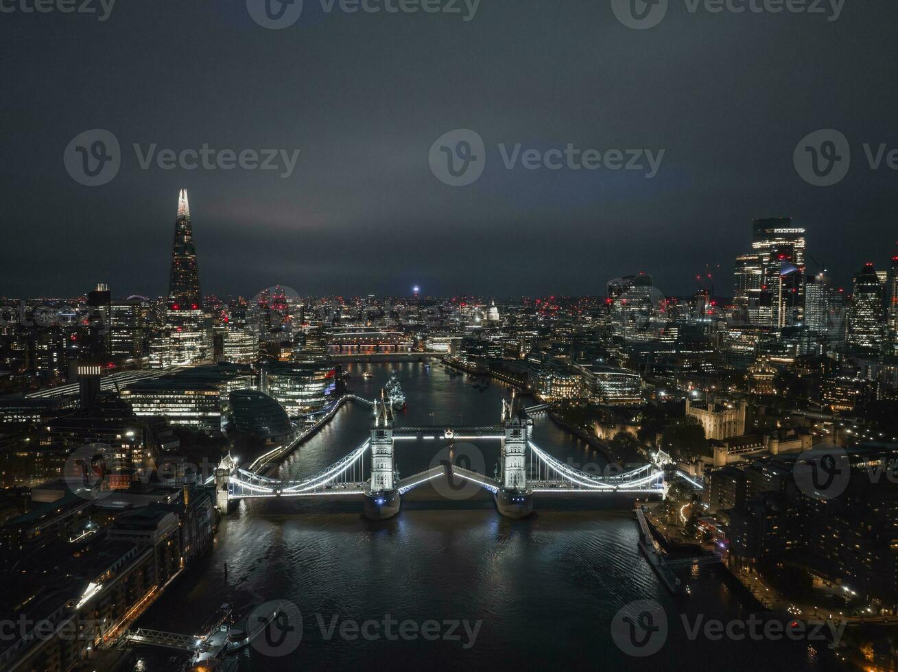 aéreo noite Visão do a elevação acima torre ponte dentro Londres. foto