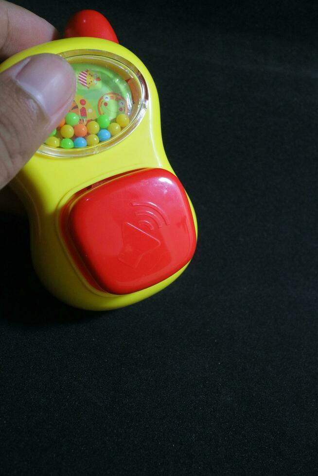fofa amarelo acessível falante brinquedo dentro mão foto