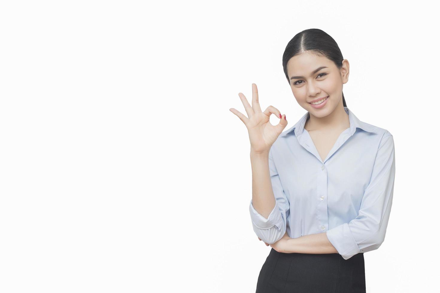 mulher de negócios mão bem isolada no fundo branco beleza asiática foto