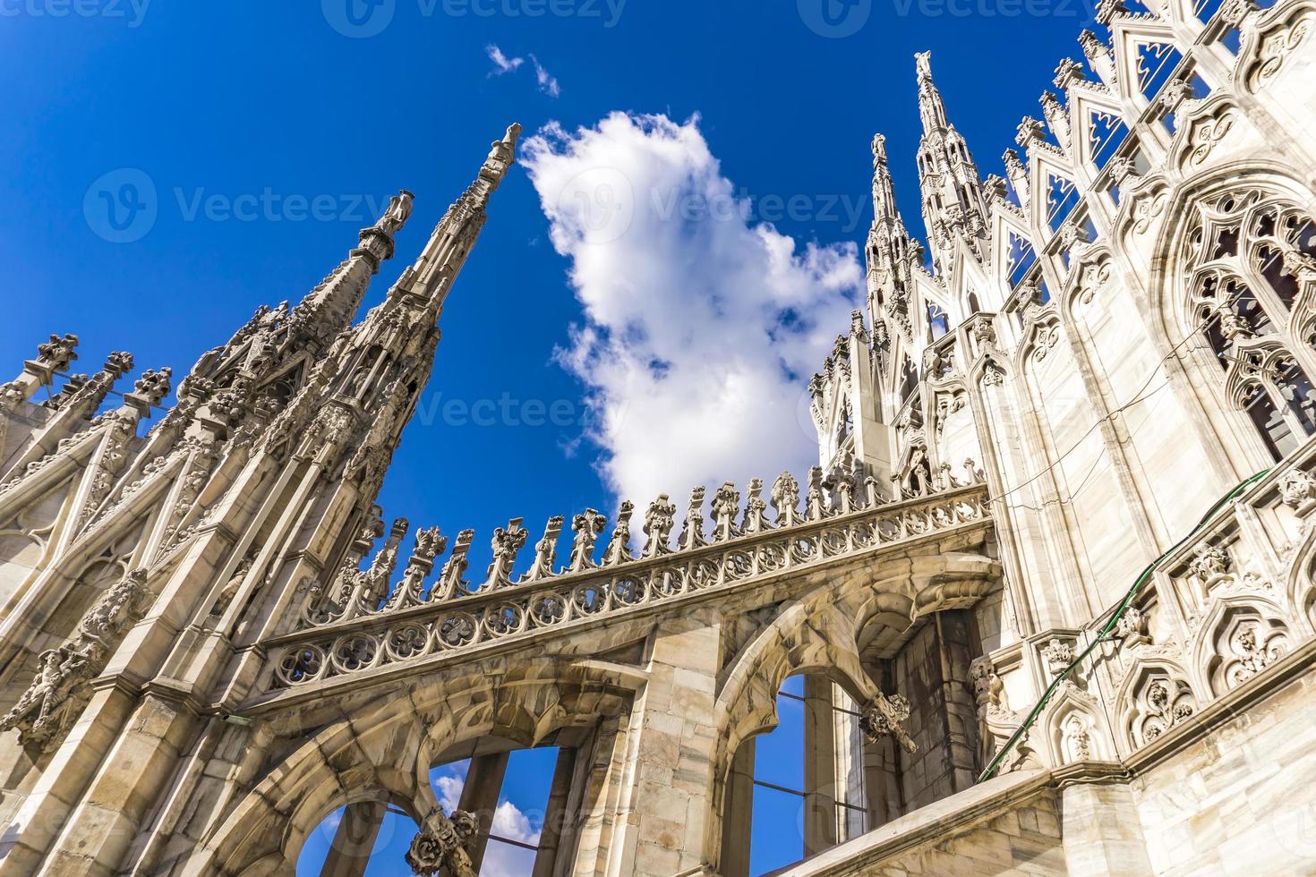 terraços na cobertura do duomo de milão na itália foto