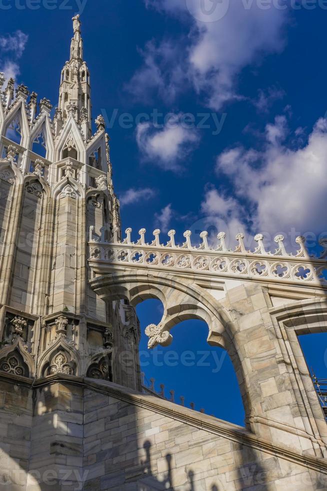 terraços na cobertura do duomo de milão na itália foto