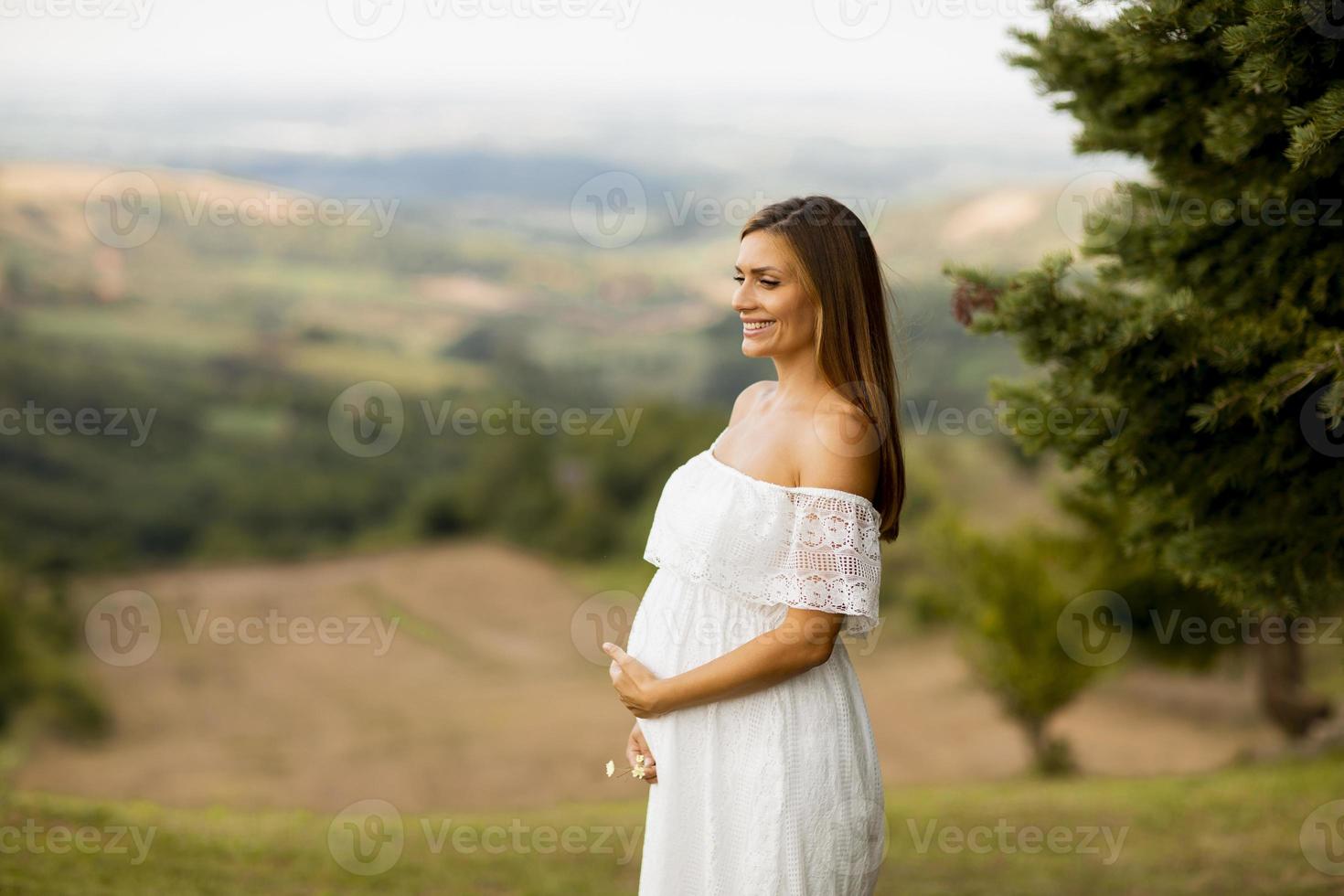 jovem grávida no campo foto