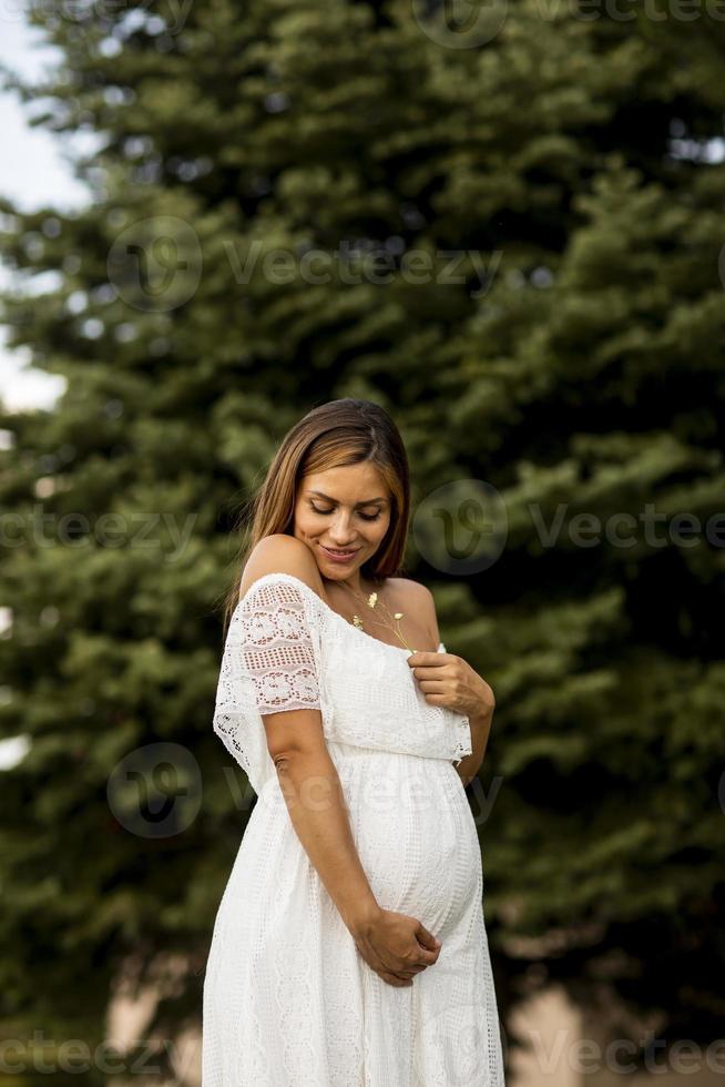 jovem grávida na floresta foto