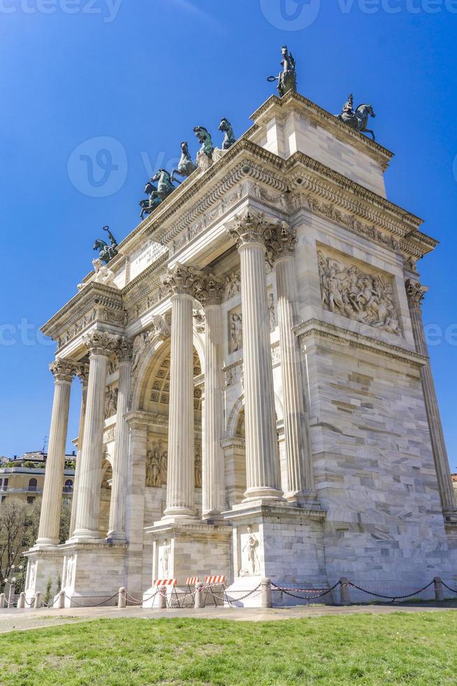 arco do triunfo no parque sempione em milão itália foto