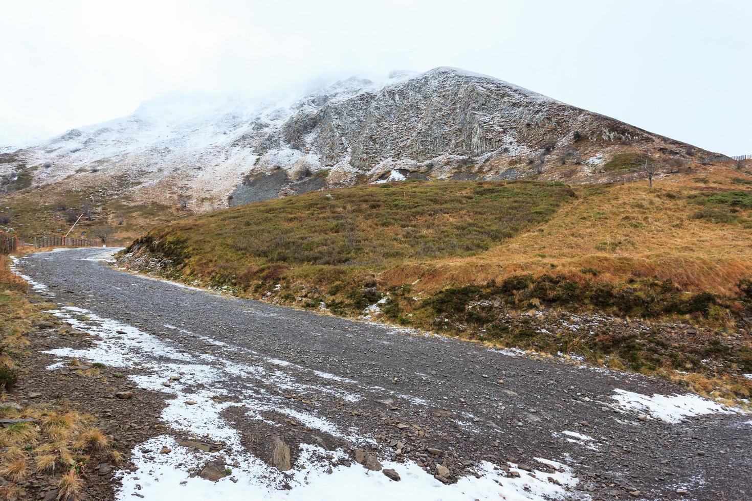 vista da pista de super besse em auvergne, frança foto