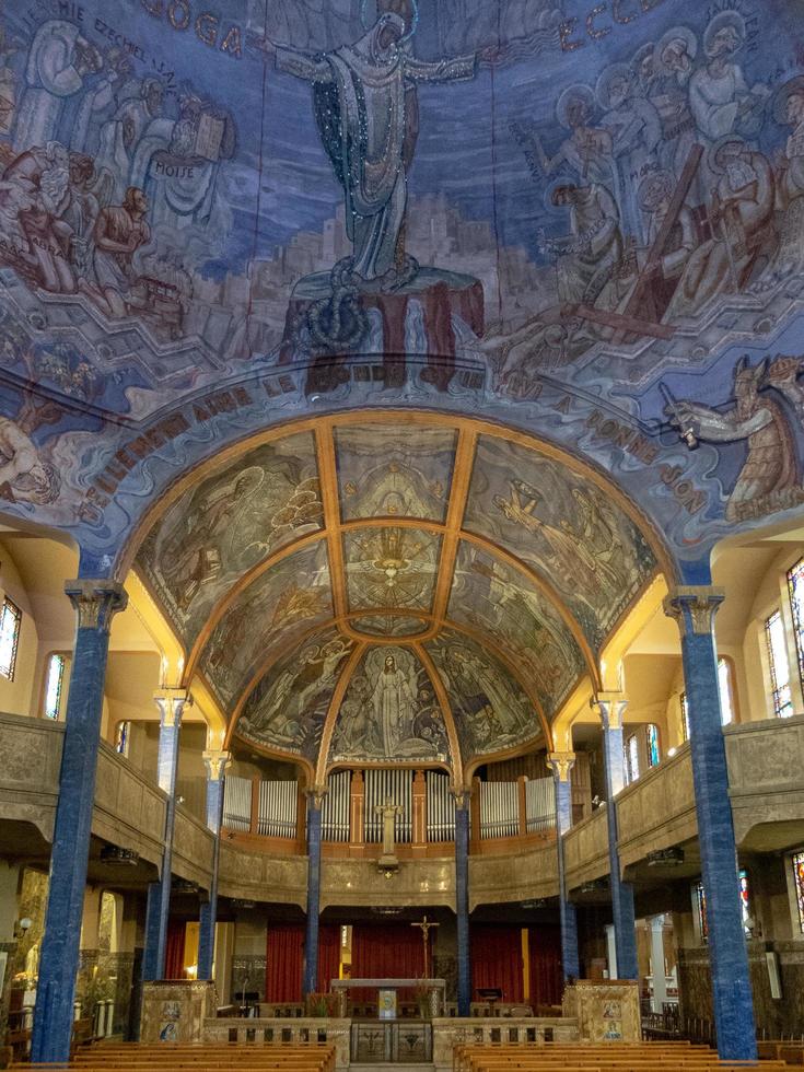 interior de eglise saint-blaise em vichy, frança foto