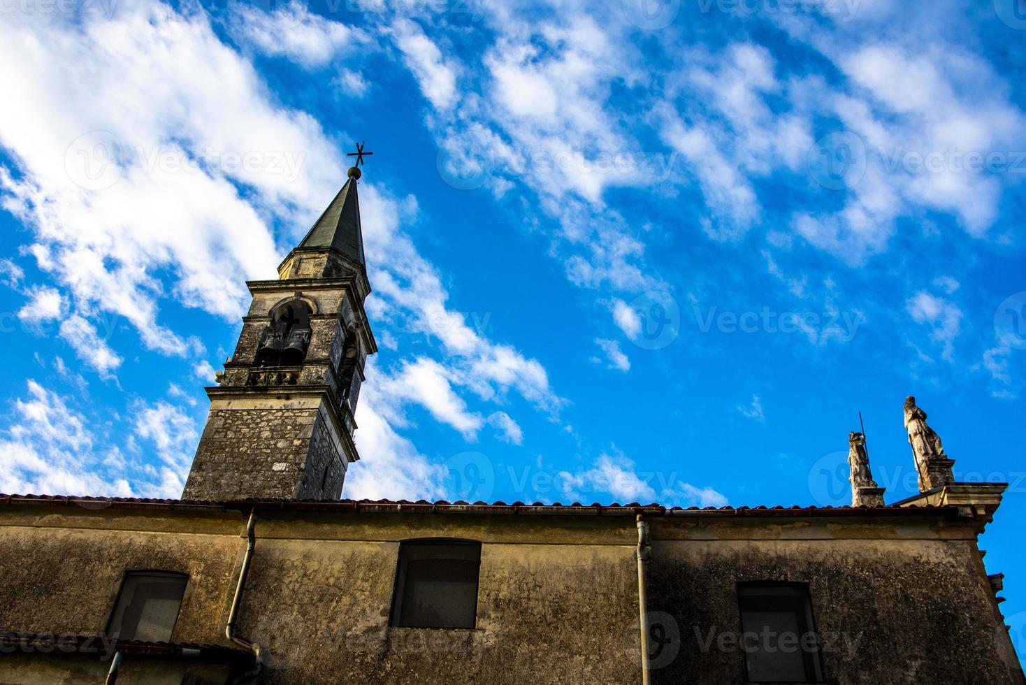 torre sineira e céu foto