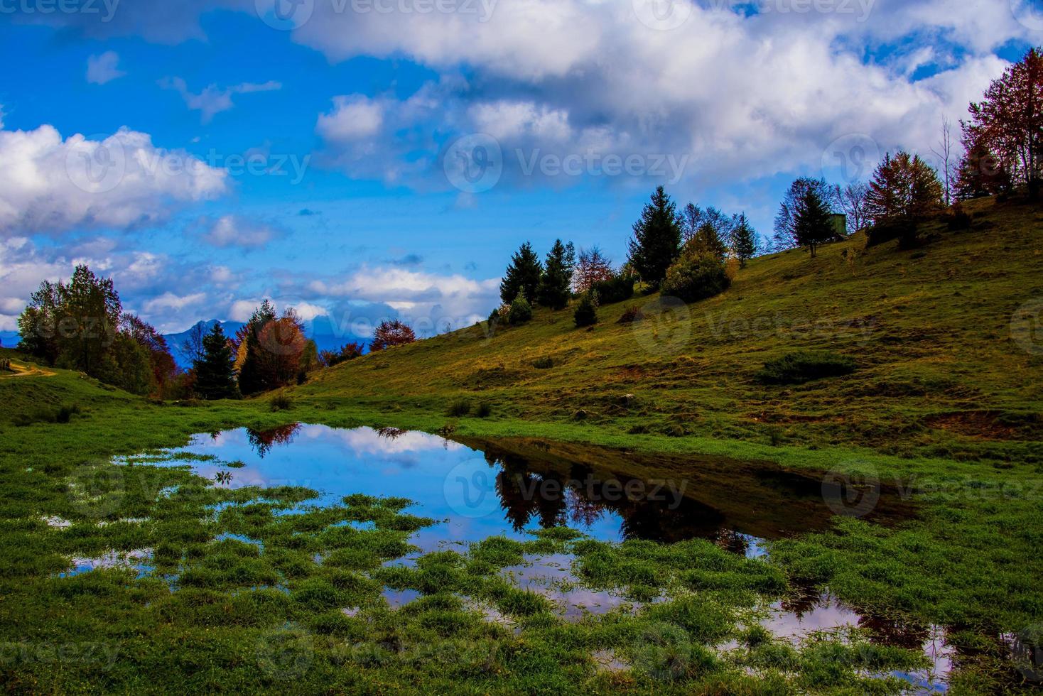 folhagem e montanhas dois foto