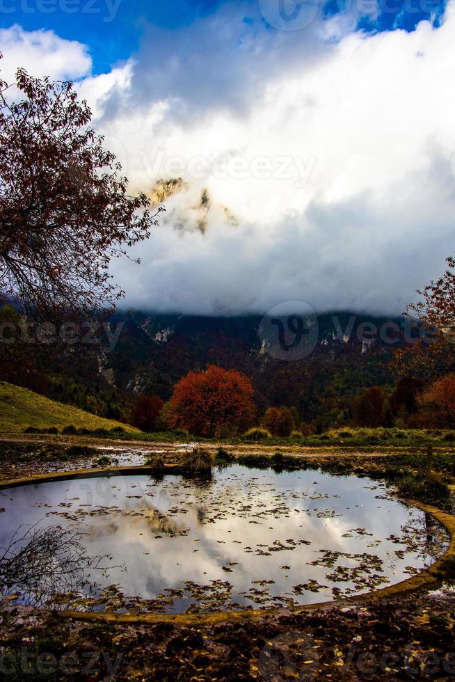 círculos de água e nuvens no outono foto