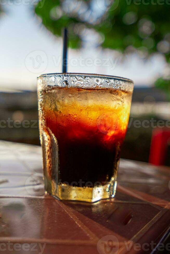 delicioso gelo café americano em mesa. foto